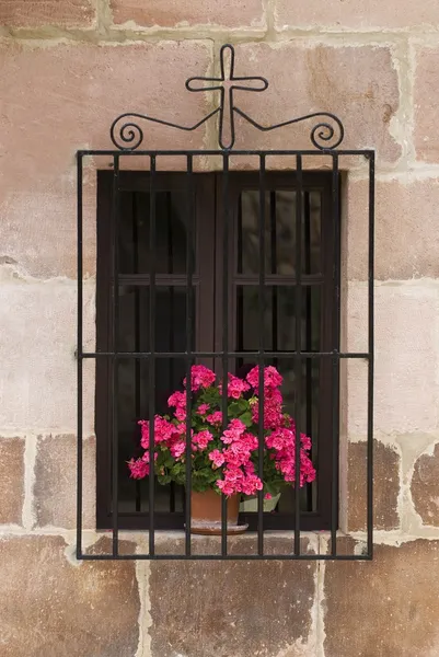 Fenster mit Blumen und Kreuz, Carmona, Kantabrien, Nordspanien — Stockfoto