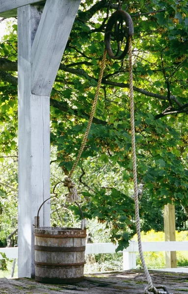 Alter Brunnen und Eimer — Stockfoto