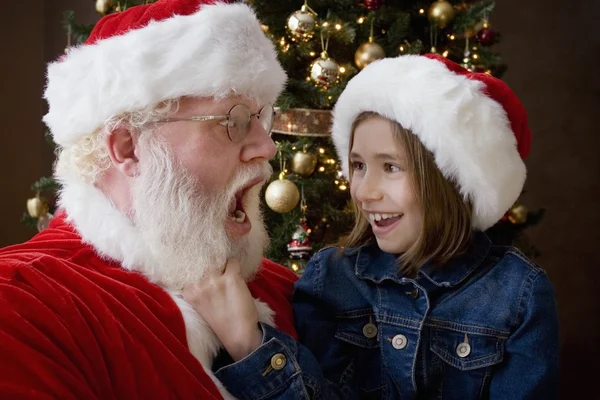 Weihnachtsmann mit einem Mädchen — Stockfoto