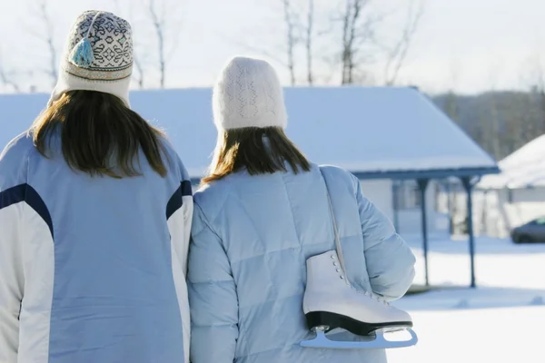 Meninas vestindo roupas de inverno — Fotografia de Stock