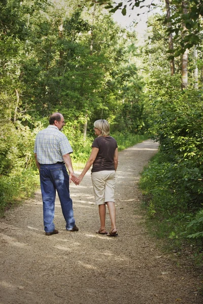 夫と妻の上を歩くトレイル — ストック写真