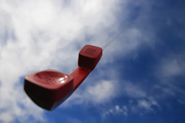 Gökyüzünden sarkan bir telefon ahizesi — Stok fotoğraf