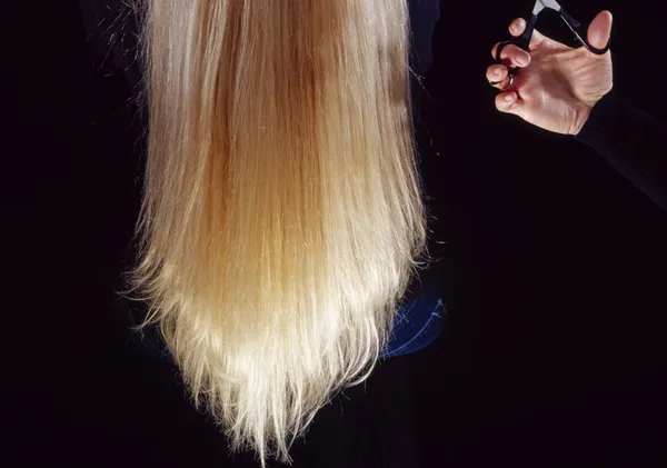 Eine Frau kurz davor, sich die Haare schneiden zu lassen — Stockfoto