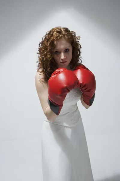 Женщина в боксёрских перчатках и свадебном платье — стоковое фото