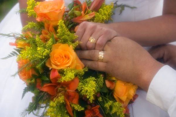 Ringar på bruden och brudgummar fingrar — Stockfoto