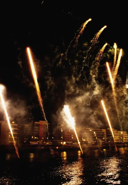 St Patrick 's Day Festival, Fireworks Display, Custom House Quay, Dublin, Ireland — стоковое фото