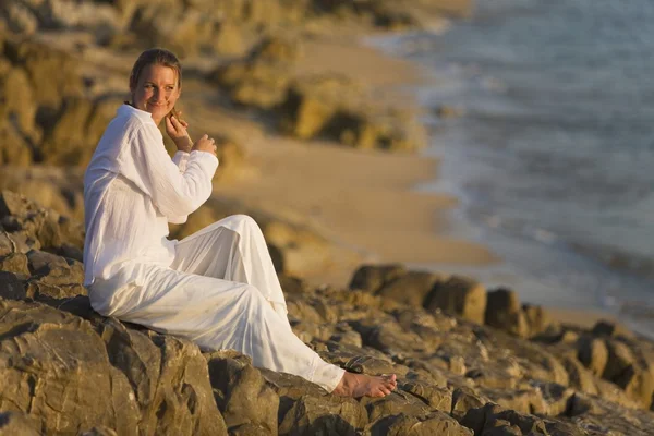 Femme sur le rivage rocheux — Photo