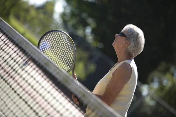 Kobieta gotowa do gry w tenisa — Zdjęcie stockowe