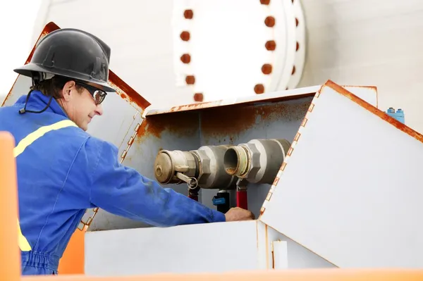 Man aan het werk op een olieveld machine — Stockfoto