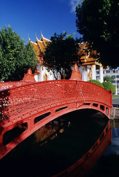 Pont menant au temple en marbre, bangkok, Thaïlande — Zdjęcie stockowe