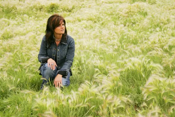 Mulher em um campo — Fotografia de Stock