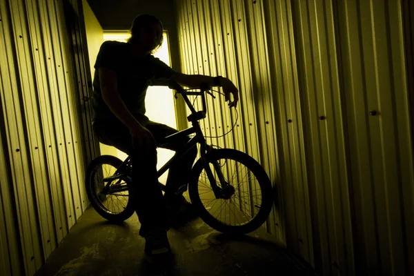 Person auf Fahrrad im Anhänger — Stockfoto