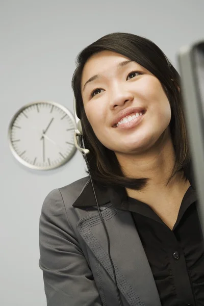 Frau mit Headset — Stockfoto