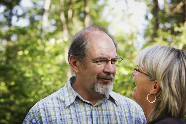 Mann und Frau lächeln zusammen — Stockfoto