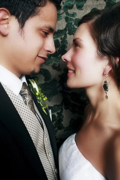 Vista lateral de um casal sorrindo — Fotografia de Stock