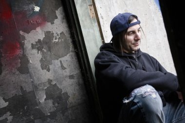 giyim dışarı yıpranmış oturan adam