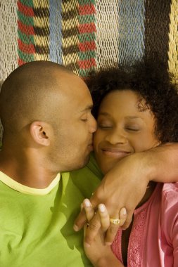 Koca karısını öpüyor.