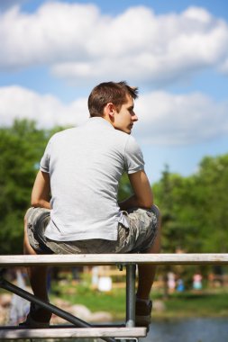 tek başına oturan adam