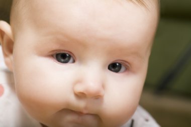 Bebek yüzünü kapat.