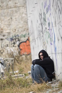 grafiti yanında adam