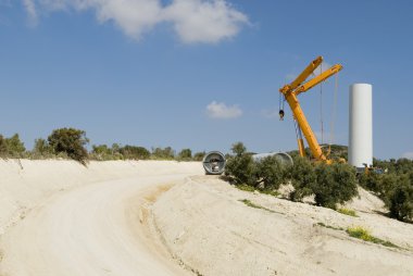 vinç ile bir rüzgar türbini montajı