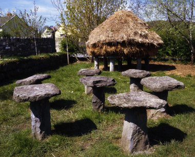 geleneksel tarım, haystacks, bunratty co limerick, İrlanda