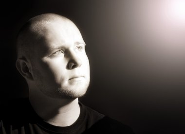 ışığa doğru bakan adam portresi