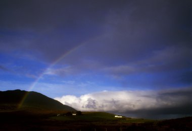Tully dağ ve rainbow, connemara, county galway, İrlanda