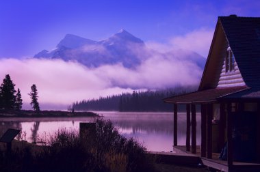 Kabin kayıkhane ve sisli gündoğumu dağ Gölü üzerinde