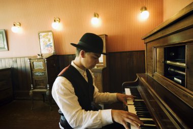 Vintage piyano çalan adam