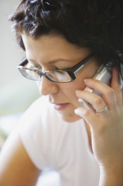 Cep telefonu kullanan kadın