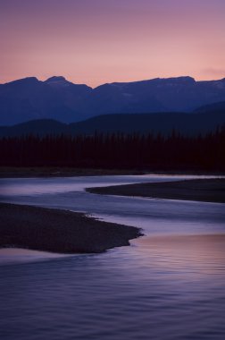 athabasca Nehri üzerinde dağ günbatımı