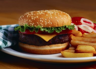 Çizburger ve patates kızartması.