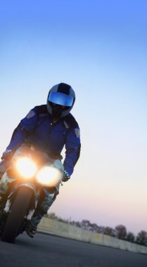 Motosiklet süren biri.