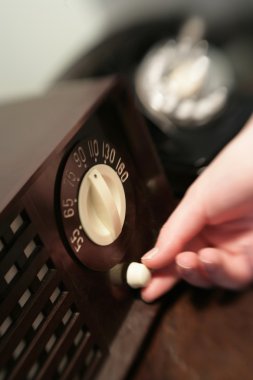 kadın eski radyo üzerinde arama değiştirme