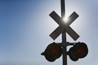 Demiryolu geçidi ışıklar güneş parlama ile