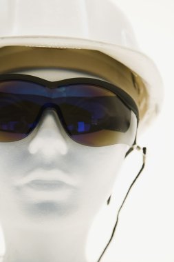 koruyucu gözlük ve kask takan manken