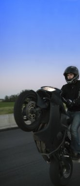 Motosiklet süren adam.