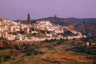 Montoro, cordoba, Endülüs, İspanya, spire san bartolome kilise uzakta