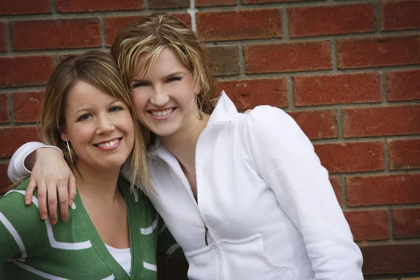 Twee vrouwen glimlachen naar de camera — Stockfoto