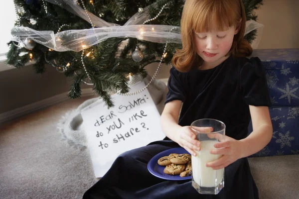 Bambina che mangia biscotti di Babbo Natale — Foto Stock