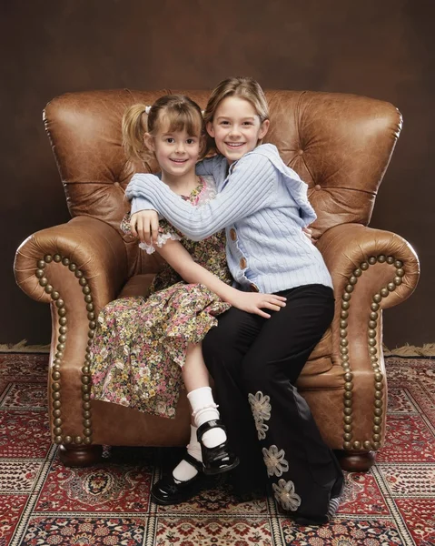 Δύο κορίτσια που κάθονταν σε πολυθρόνα — Φωτογραφία Αρχείου