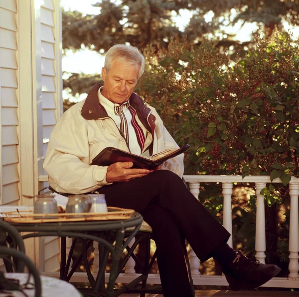 Un hombre leyendo su Biblia —  Fotos de Stock