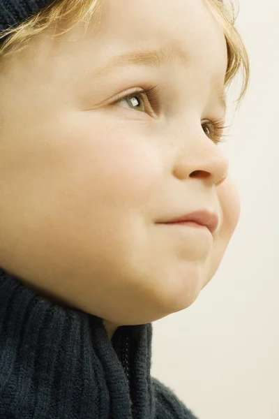 Ragazzo giovane che guarda — Foto Stock