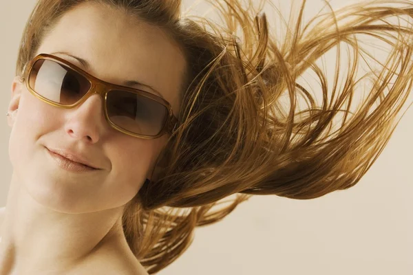 Frau mit Sonnenbrille — Stockfoto