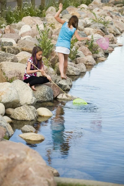 Due ragazze che giocano vicino all'acqua — Foto Stock