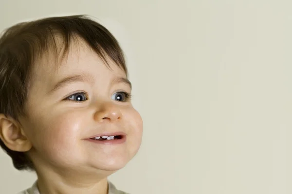 Мальчик улыбается — стоковое фото