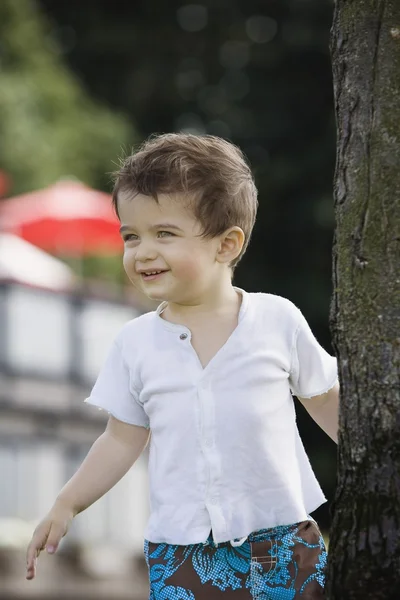 Malý chlapec hraje venku — Stock fotografie