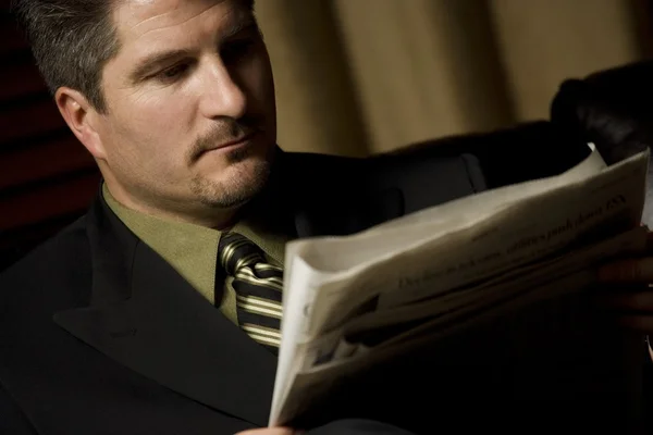 Empresario leyendo el periódico — Foto de Stock