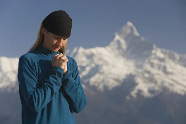 Kvinna i bön — Stockfoto